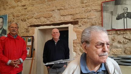 De gauche à droite : François Beaujeu, Jean-Pierre Hondet et René Bokobza, militants PS de la section&nbsp;du 5e arrondissement de Paris. (BENJAMIN  ILLY / RADIO FRANCE)