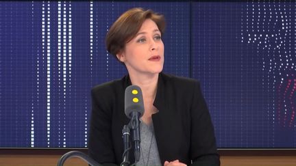 Christelle Dubos, secrétaire d'État auprès de la ministre des Solidarités et de la Santé, était l'invitée du "8h30 franceinfo", vendredi 3 janvier 2019. Réforme des retraites, plan de lutte contre la pauvreté, légion d'honneur contestée de Jean-François Cirelli... Elle répond aux questions de Céline Asselot et Jean-François Achilli. (FRANCEINFO / RADIOFRANCE)