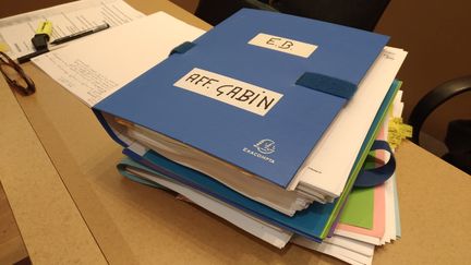 Le dossier de l'affaire Gabin lors du procès de ses parents aux assises de la Creuse, le 12 novembre 2019. (MAXPPP)