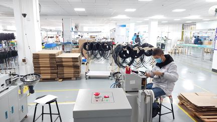 L'activité tourne au ralenti dans cette usine du groupe français Folan qui fabrique de la fibre optique à Wuhan. (SÉBASTIEN BERRIOT / RADIO FRANCE)