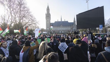 A pro-Palestinian demonstration in front of the International Court of Justice (ICJ) in The Hague (Netherlands) on January 26, 2024. (NIKOS OIKONOMOU / ANADOLU / AFP)