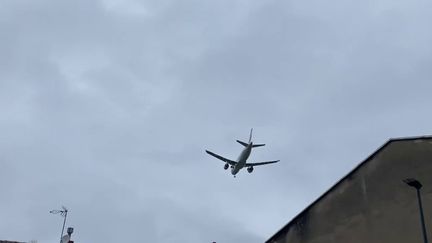 Pour limiter les nuisances sonores, et sous la pression des riverains, l'aéroport de Toulouse-Blagnac a convenu d'arrêter ses vols entre minuit et 6 heures du matin pour la saison estivale. (France 2)