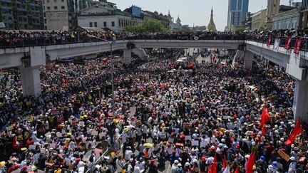 Des manifestants bloquent une route principale lors d'une manifestation contre le coup d'État militaire à Rangoun (Birmanie),&nbsp;le 17 février 2021. (YE AUNG THU / AFP)