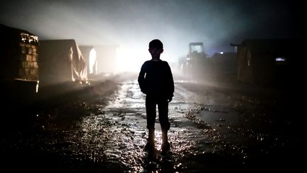 Un enfant dans un camp à Idleb (Syrie), le 17 janvier 2023. (MUHAMMED SAID / ANADOLU AGENCY / AFP)