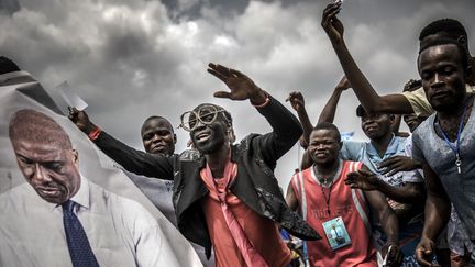 Des partisans du leader de l'opposition&nbsp; Martin Fayulu dansent lors d'une manifestation en faveur de leur candidat le 19 décembre 2018 dans les rues de Ndjili en République démocratique du Congo. (LUIS TATO / AFP)