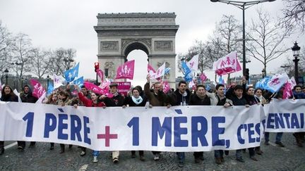 Environ 250 opposants au projet de loi ouvrant le mariage et l'adoption aux couples homosexuels ont bloqu&eacute; momentan&eacute;ment les Champs-Elys&eacute;es, &agrave; Paris, le 10 f&eacute;vrier 2013. (THOMAS COEX / AFP)