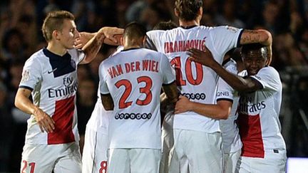 Les parisiens ravis se congratulent  (JEAN PIERRE MULLER / AFP)