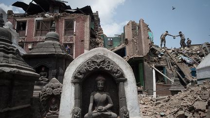 les archéologues mettent en garde la communauté internationale contre les nombreux risques de vols et de dégradations que pourraient subir les édifices abîmés par le séisme. Comme après chaque catastrophe, les ruines deviennent les terrains de chasse des pilleurs professionnels. Ici, ces merveilles de l'art himalayen seront revendues à prix d'or au marché noir. Les vols d'œuvres d'art sont un phénomène très répandu au Népal. (AFP PHOTO / Nicolas ASFOURI)