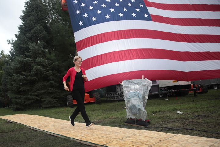 La sénatrice Elizabeth Warren arrive en courant sur scène lors d'un meeting à Des Moines (Iowa), le 21 septembre 2019. (SCOTT OLSON / GETTY IMAGES NORTH AMERICA / AFP)