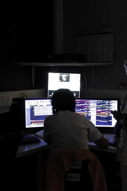 Les&nbsp;infirmières préfèrent travailler dans l'obscurité dans le poste infirmier du service de soins intensifs en cardiologie de l'hôpital de Martigues, le 21 mai 2019.&nbsp; (LOUISE HEMMERLE / FRANCE INFO)