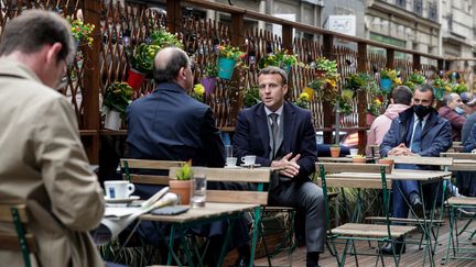 Emmanuel Macron prend un café en terrasse à Paris le 19 mai 2021 avec le Premier ministre Jean Castex, à l'ocasion de la phase 2 du déconfinement. (GEOFFROY VAN DER HASSELT / AFP)