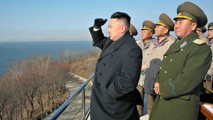 Le leader nord-cor&eacute;en Kim Jong-un assiste &agrave; un exercice conjoint des forces militaires nord-cor&eacute;ennes (photo non dat&eacute;e). (KCNA VIA KNS / AFP)