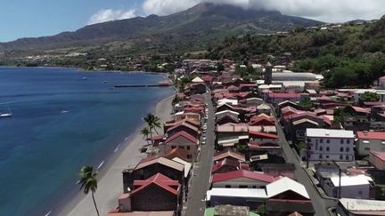 En Martinique, le volcan de la Montagne Pelée a repris de l'activité. Il n'y a pas de signes d'éruption, mais les scientifiques ont observé suffisamment de changements pour passer en vigilance jaune, samedi 5 décembre.&nbsp;&nbsp;
 (France 3)