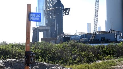 Un téléphone est installé près de la zone installée pour les observateurs alors que l'énorme vaisseau de SpaceXse trouve sur la rampe de lancement à Boca Chica, le 16 novembre 2023, au Texas. (TIMOTHY A. CLARY / AFP)