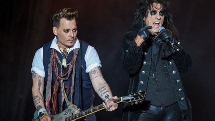 Johnny Depp et Alice Cooper, des Hollywwod Vampitres, sur scène à Herborn (Allemagne) en mai 2016
 (Andreas Arnold / DPA)