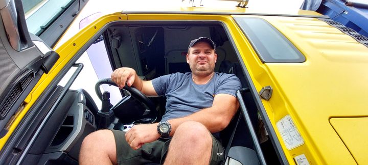 Fedyr, 37 ans il transporte du blé sur la M14 entre Odessa et Mykolaïv. (BENJAMIN ILLY / RADIO FRANCE)