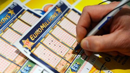 Un joueur remplit une grille d'Euro Millions, le 5 novembre 2012 &agrave; Tours (Indre-et-Loire). (ALAIN JOCARD / AFP)