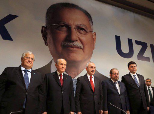 Les chefs des partis d'opposition se sont réunis mercredi 2 juillet 2014 à Ankara pour apporter leur soutien à leur candidat commun (en arrière-fond).  (AFP PHOTO / ADEM ALTAN)