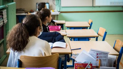 Une salle de classe à Vesoul (Haute-Saône), avec la distanciation physique. (JEAN-FRANÇOIS FERNANDEZ / RADIO FRANCE)