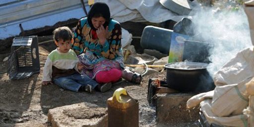 Une réfugiée syrienne et son enfant dans le village de Dalhamiyah (vallée de la Bekaa) au Liban le 15-11-2013 (AFP - Joseph Eid)