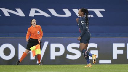 Marie-Antoinette Katoto&nbsp;célèbre son but contre&nbsp;l'Olympique Lyonnais en championnat (D1 Arkema), le 20 novembre 2020 au Parc des Princes&nbsp;(Paris, France).&nbsp; (STEPHANE ALLAMAN / AFP)