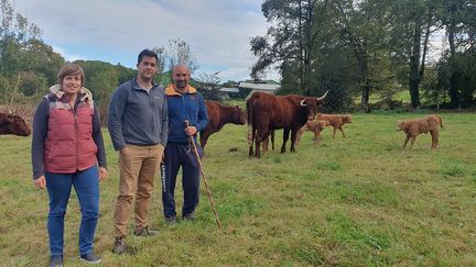 Pauline Hoffman et Benjamin Vidal (vétérinaires) avec Frédéric Menjoulet, éleveur de vaches allaitantes à Gabaston dans les Pyrénées-Atlantiques, octobre 2023. (BORIS HALLIER / RADIOFRANCE)