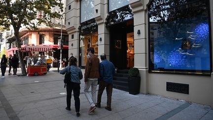 Des passants devant une boutique de la marque française Louis Vuitton, à Istanbul (Turquie) le 26 octobre 2020 (OZAN KOSE / AFP)