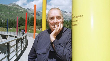 L'artiste Gottfried Honegger devant son oeuvre "Culur", dans le district de Maloja (Suisse), en 1997
 (Arno Balzarini / Keystone / MAXPPP)