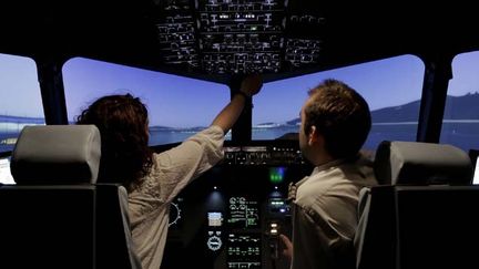 &nbsp; (Après le crash Germanwings, les pilotes allemands s'opposent au duo en cabine et aux dépistages © Maxppp)