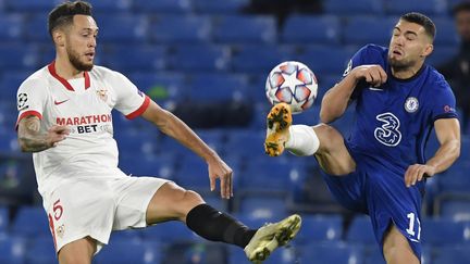 Lucas Ocampos (Séville) au duel avec Mateo Kovacic (Chelsea). (TOBY MELVILLE / POOL)