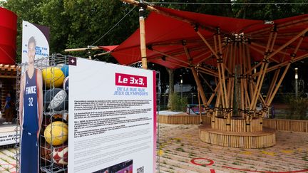 L'École nationale supérieure d’architecture et de paysage de Lille a imaginé pour la Fédération française de basketball "une structure légère", couverte par une toile tendue grâce à des lests remplis de sacs de sable blanc. "Papillon", c'est le nom de cet espace éphémère, est "une canopée fabriquée en cannes de bambou". Afin de limiter l'empreinte écologique de la construction, les bambous proviennent d’une bambouseraie du Limousin. (PHILEMON HENRY / SIPA / MINISTERE DE LA CULTURE)