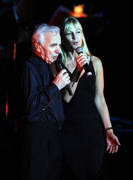 Charles Aznavour chantant avec sa fille Katia au Festival international de Carthage en 2008 (FETHI BELAID / AFP)