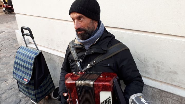 Vladimir, accordéoniste biélorusse. (BENJAMIN ILLY / RADIO FRANCE)