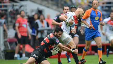 Poitrenaud (Toulouse) retient Lapeyre (Toulon) lors de la finale du Top 14 2012