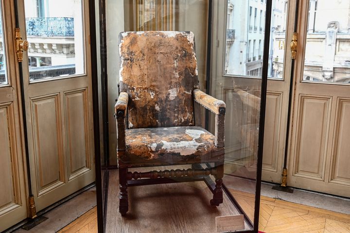 Un&nbsp;fauteuil en bois, protégé par une vitrine, sur lequel Jean-Baptiste Poquelin a agonisé durant une représentation du "Malade imaginaire". (BERTRAND GUAY / AFP)