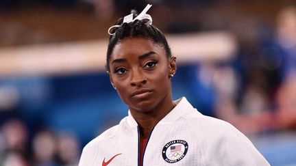 L'Américaine Simone Biles lors de la finale du concours général par équipes, mardi 27 juillet 2021. (LOIC VENANCE / AFP)