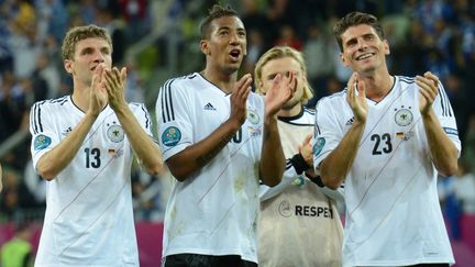 Les joueurs allemands applaudissent leur supporters apr&egrave;s leur victoire face &agrave; la Gr&egrave;ce, vendredi 22 juin &agrave; Gdansk (Pologne). (CHRISTOF STACHE / AFP)