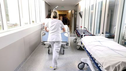 Une infirmière à Valence (Drôme), le 24 octobre 2024. (NICOLAS GUYONNET / HANS LUCAS / AFP)