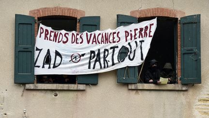 Une affiche des opposants au projet de Center Parcs de Roybon (Is&egrave;re), le 30 novembre 2014. (PHILIPPE DESMAZES / AFP)