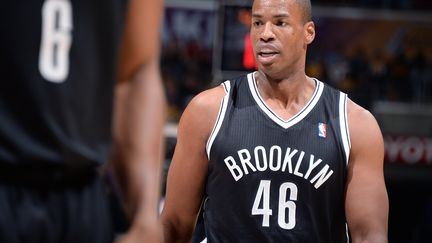 Jason Collins, premier basketteur ouvertement gay de la NBA, affronte les Los Angeles Lakers avec son &eacute;quipe des Brooklyn Nets, le 23 f&eacute;vrier 2014 &agrave; Los Angeles (Etats-Unis). (ANDREW D. BERNSTEIN / NBAE / GETTY IMAGES / AFP)