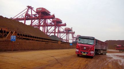  Importation de fer dans le port chinois de Rizhao . Les matières premières sont particulièrement touchées par le recul de la croissance chinoise. (Stringer / Imaginechina)