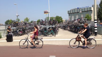 Des habitantes d'Utrecht passent devant l'un des 13 parkings à vélos de la ville