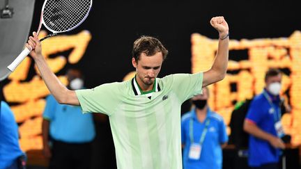 Daniil Medvedev célèbre sa victoire face à&nbsp;Félix Auger-Aliassime en quarts de finale de l'Open d'Australie, le 26 janvier 2022. (PAUL CROCK / AFP)