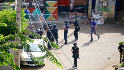 Des policiers sont déployés à Vahibé, près de Mamoudzou (Mayotte), le 28 novembre 2022, lors d'émeutes sur l'île. (GREGOIRE MEROT / AFP)