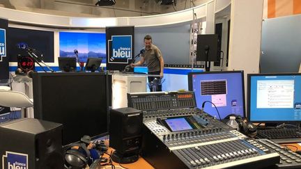 L'installation des moyens techniques de l'antenne de France Bleu Isère, dans les locaux de France 3 Alpes. (CAPTURE ECRAN TWITTER)