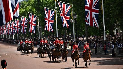 Les calèches royales descendent l'avenue du Mall à Londres, le 2 juin 2022. (BEN STANSALL / AFP)