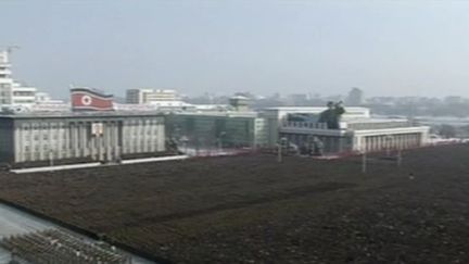 Immense rassemblement militaire organis&eacute; &agrave; Pyongyang, en Cor&eacute;e du Nord, pour l'intronisation de&nbsp;Kim Jong-un, fils et successeur de Kim Jong-il, le 29 d&eacute;cembre 2011. (FTVi / APTN)