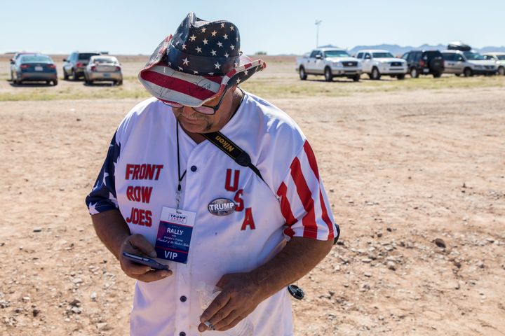 Randal Thom se prépare pour le meeting de Donald Trump à Mesa (Arizona), le 19 octobre 2018. (VALENTINE PASQUESOONE / FRANCEINFO)