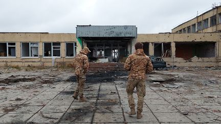 Deux soldats ukrainiens dans le village de Myrolubivka dans la région de Kherson, en Ukraine. (GAELE JOLY / RADIO FRANCE)