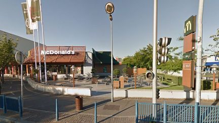 La victime sortait d'un McDonald's &agrave; Bobigny (Seine-Saint-Denis) lorsqu'elle a &eacute;t&eacute; poignard&eacute;e, lundi 2 d&eacute;cembre 2013 au soir. (GOOGLE STREET VIEW)